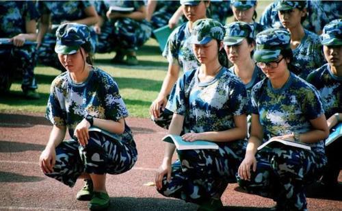 中国学生的军训是作秀看看国外的,差距有点大