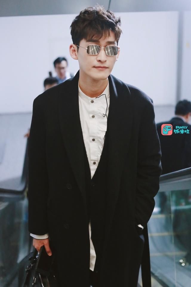 张翰戴墨镜穿风衣现身机场白嫩帅气,网友:好喜