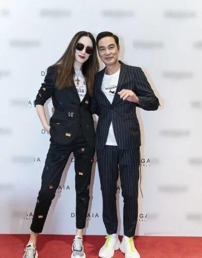 任达华女儿身材发育太好,15岁身高快达1米8,清纯性感都能驾驭