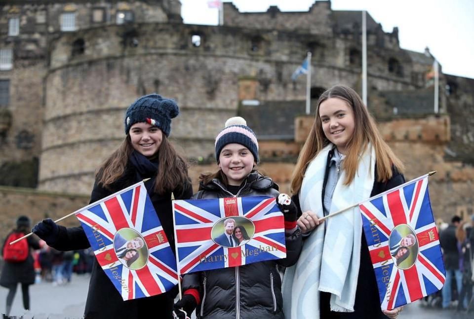 英国哈里王子和未婚妻苏格兰受欢迎，梅根汉的着装打扮很应景