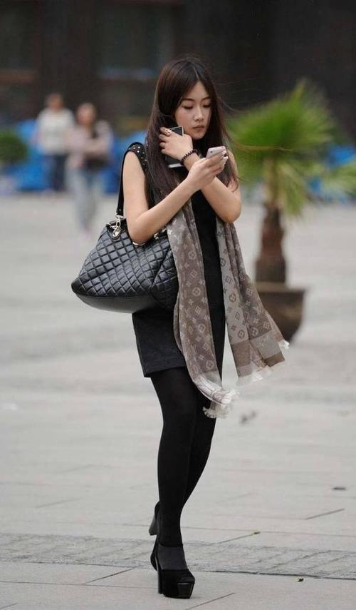 街拍:小姐姐黑色连衣包臀裙配黑丝袜小高跟,成