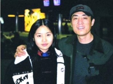 张艺谋大女儿37岁了,结婚6年不生孩子已衰老,洋丈夫却很帅气 99真人网上娱乐