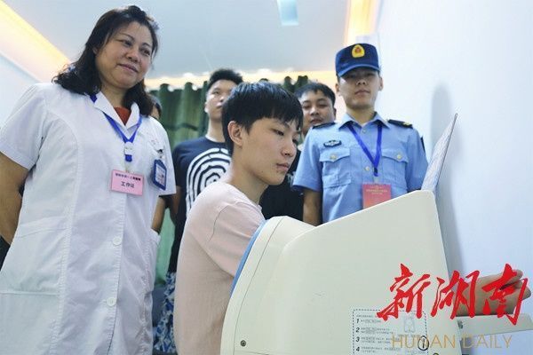 [衡阳] 衡阳80名大学毕业生接受直招士官体检 