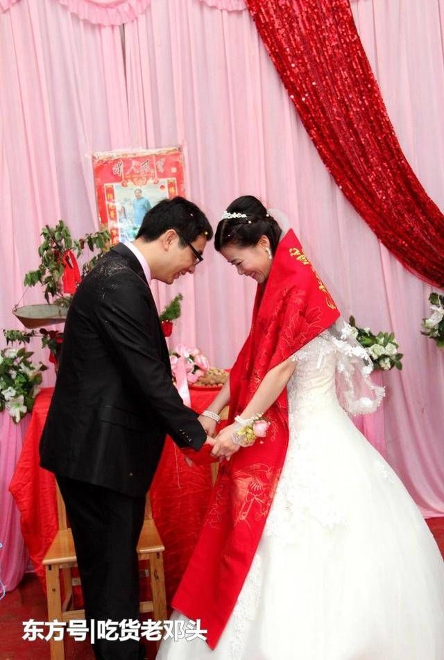 婚礼当天，抠门婆婆给十万改口费，婆婆接电话误按免提，我不嫁了