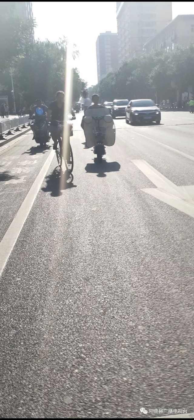 不按规定车道行驶