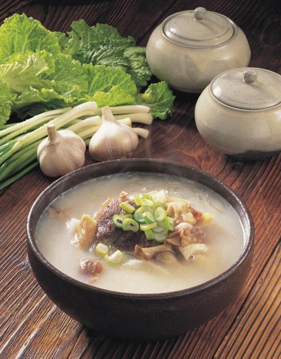 排骨汤怎么炖成奶白色 t0182dd7302cd4e4d7a.jpg