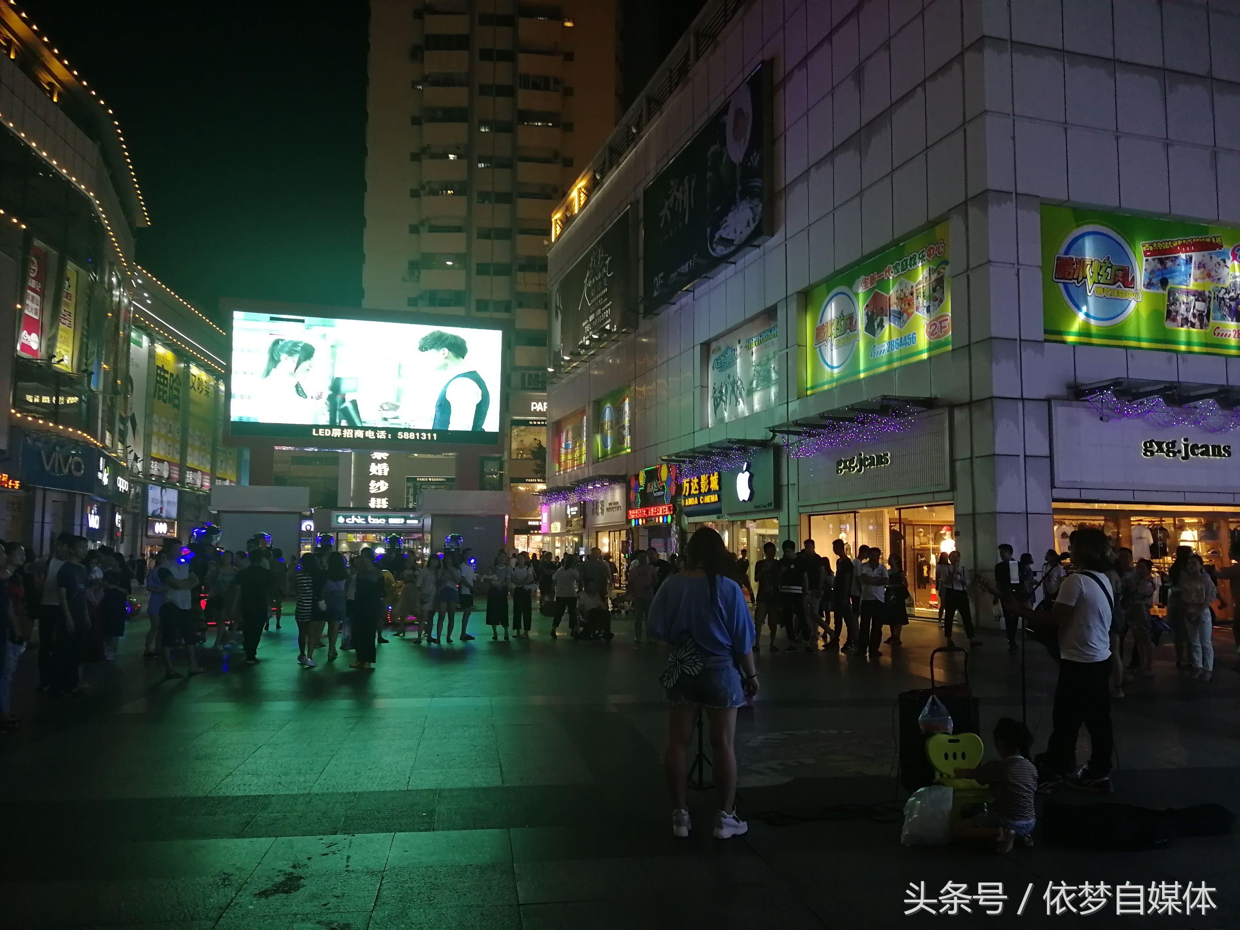 南宁朝阳商业街区，夜晚景色