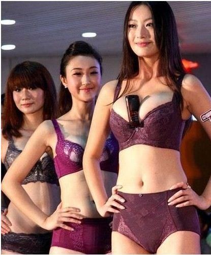 《一路向西》一夜成名,火辣身材秒杀柳岩,如今