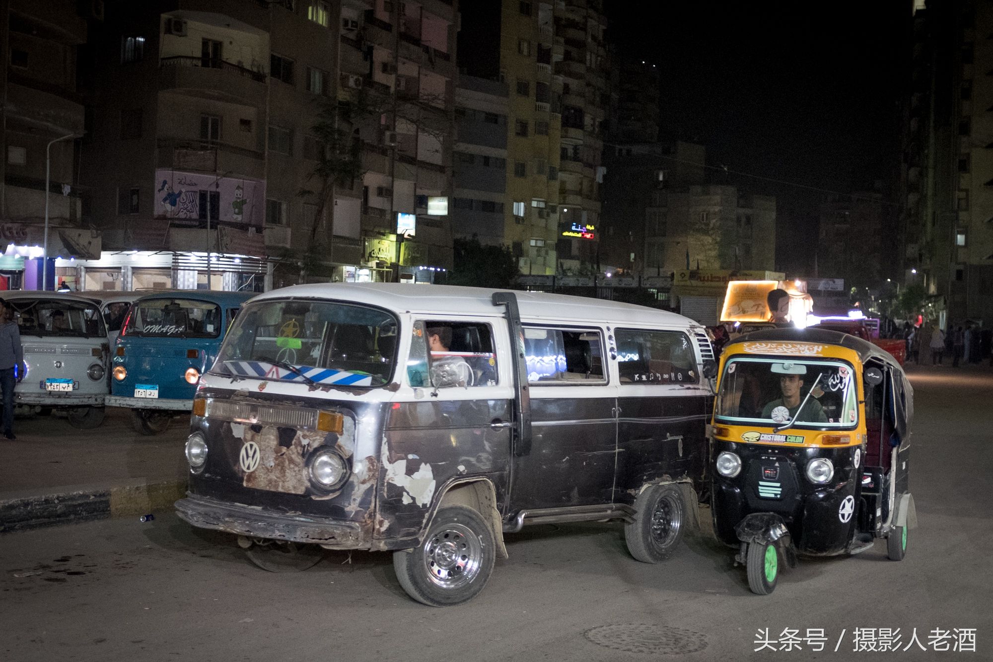 埃及街头汽车实拍:五十年前的车还在路上跑，破成这样还当客车