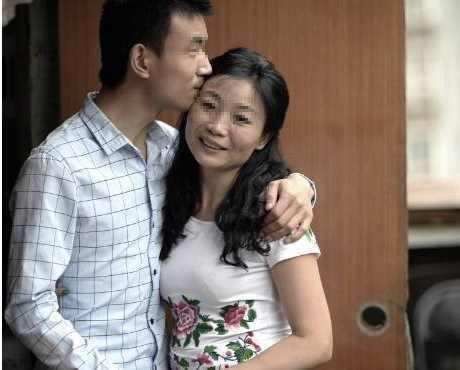 22岁小伙娶42岁大妈为妻，婚后什么都好，只有一件事让大妈难为情