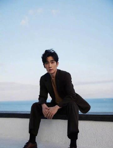 很多人都觉得朱一龙与梁朝伟长得很像!你也是