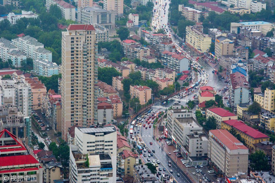 山东烟台降雨持续一天 早晚高峰交通出行受影