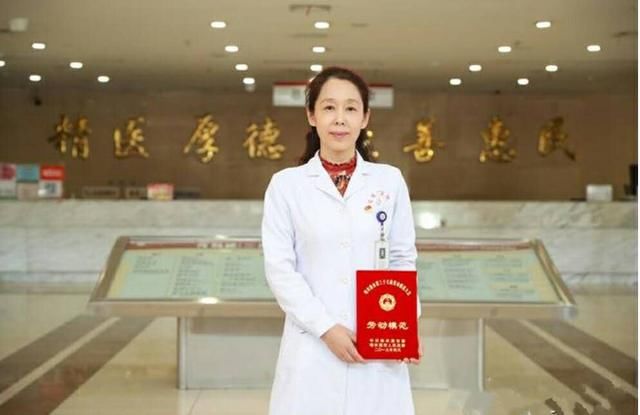 一医院党委书记钱朝霞在哈尔滨市37届劳模表