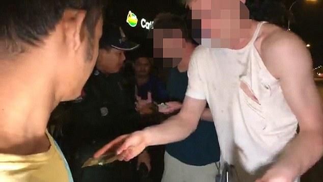 坐了10小时车还没看到人妖 2英国男子气的痛殴司机