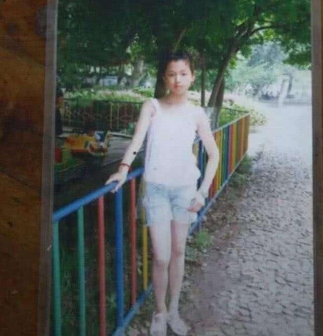 杨超越家庭背景曝光:从小就辍学,男同学追捧,家