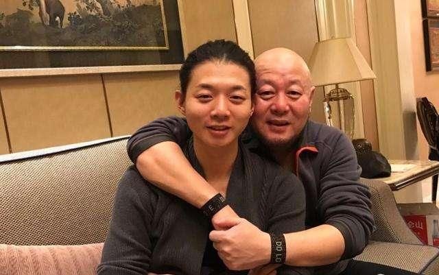 霍尊的父亲是火风, 他再婚后有一个儿子洛松, 一个女儿霍苗!