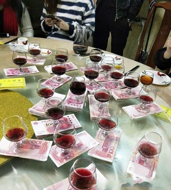 土豪在同学聚会上大摆“现金红包酒”，不料最后出尽洋相