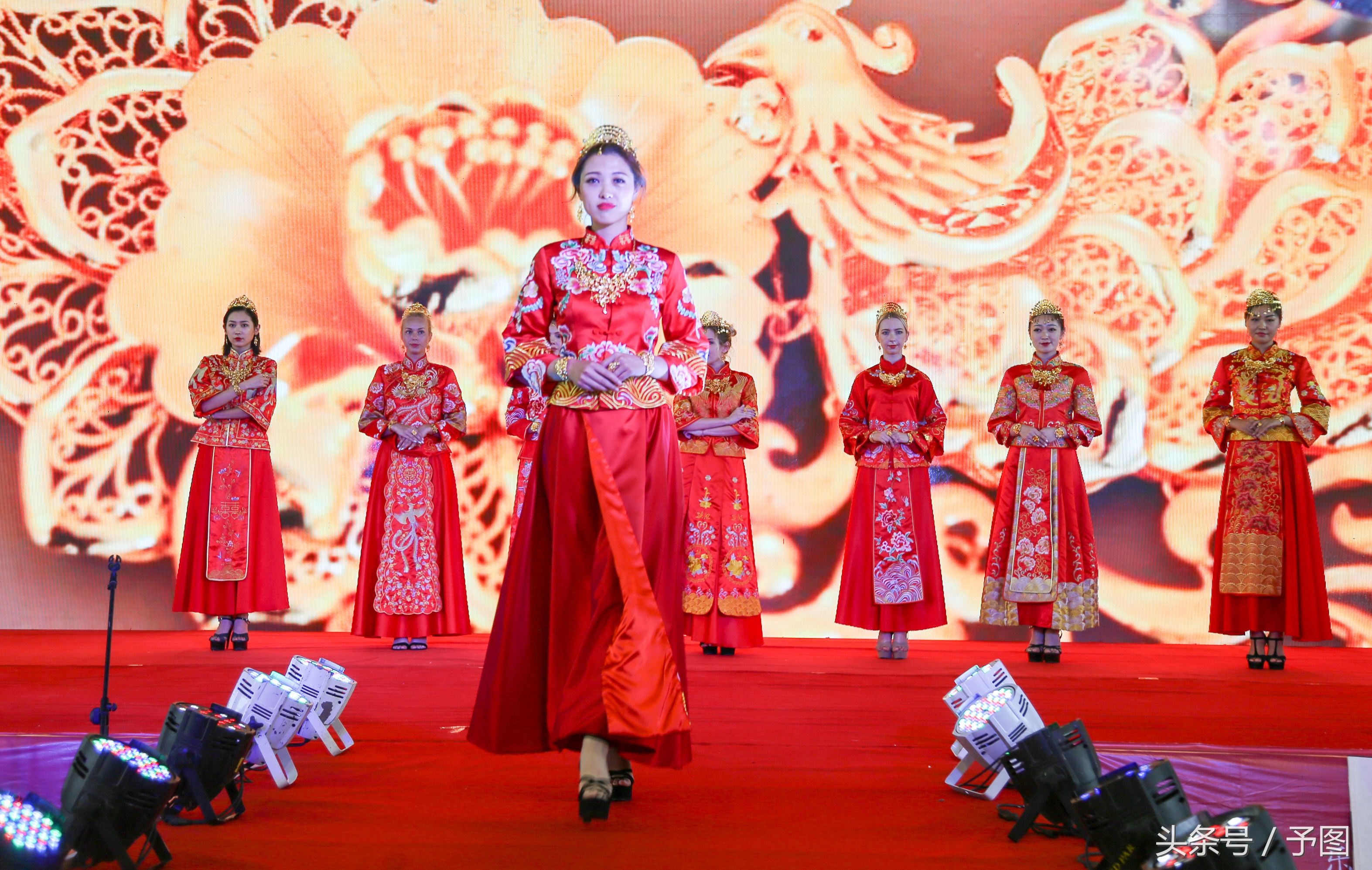 四位外国模特穿秀禾服与中国姑娘争相斗艳,穿