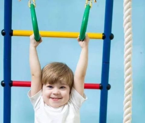 一位母亲让孩子在行驶的公交车上练吊环锻炼身