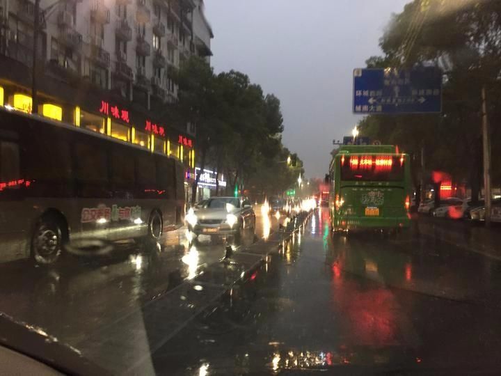 强对流天气来袭 绍兴各地出现大风大雨冰雹天气