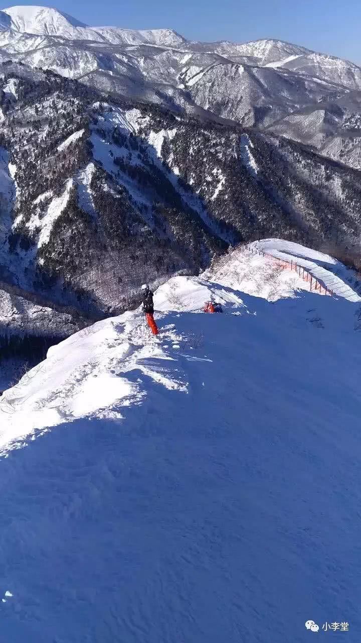带着雪板去旅行，带着画本去滑雪