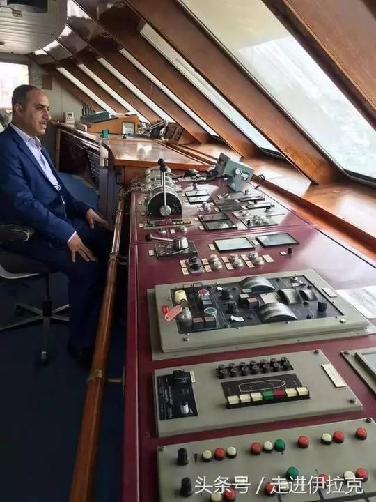 萨达姆曾经的豪华游艇被改造成酒店，游客在周围嬉戏玩耍