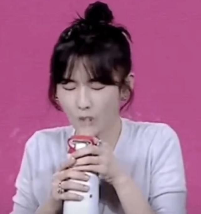 宋祖儿保温杯里泡汽水，直播喷一脸，本人晒自己表情包回应：快停止