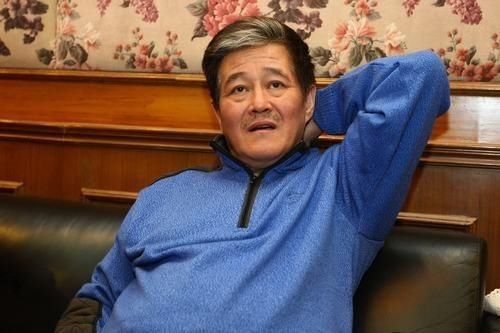 赵本山遭女粉丝强吻？赵本山空降舞台遇狂热女粉丝，被吓坏了