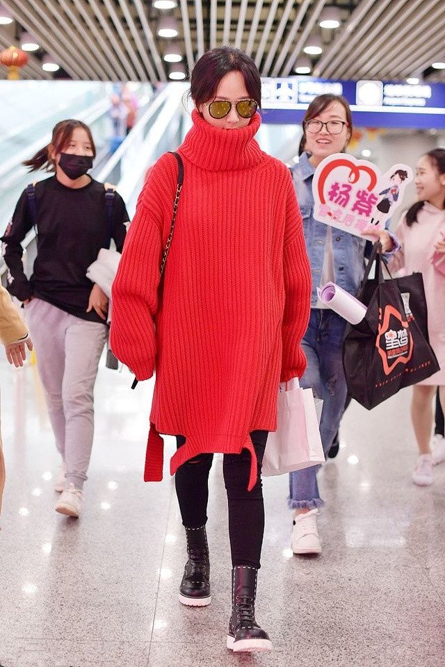 杨紫身穿大红毛衣现身机场,网友:几万块的行头