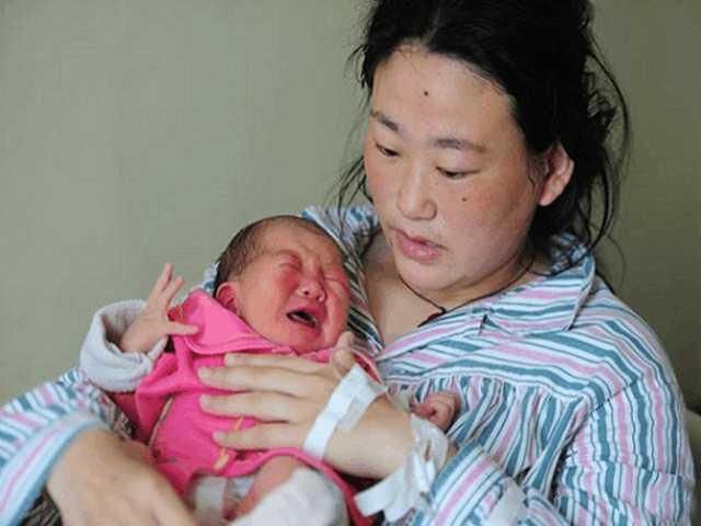 刚出生的宝宝吐奶异常赶紧送医院,可能是患上