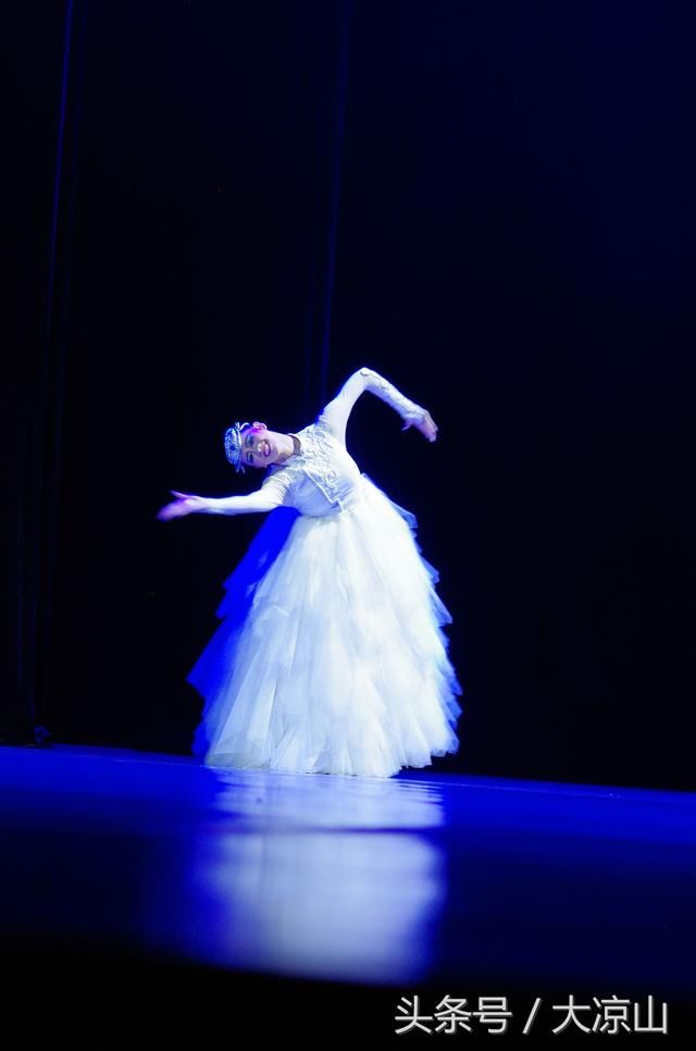 难得一见有两个独舞 第十一届中国舞蹈 荷花奖