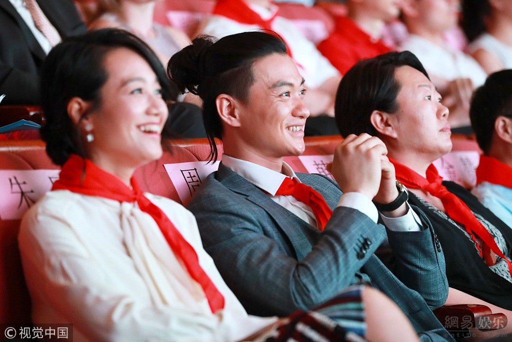 朱丹产后与老公首同框 两人热聊恩爱十足