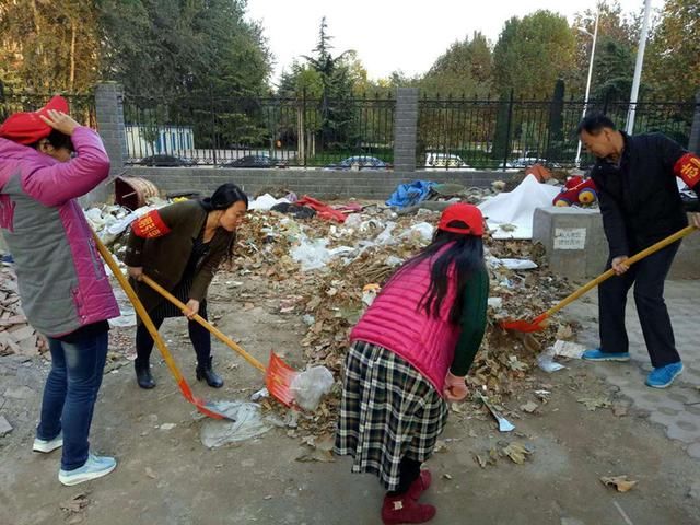 石家庄新华区组织志愿者进社区清理垃圾