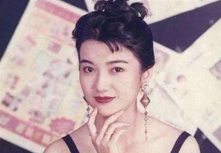 她是最令人惋惜的琼瑶女郎，与洪欣神似，和男友参观火山双双坠亡