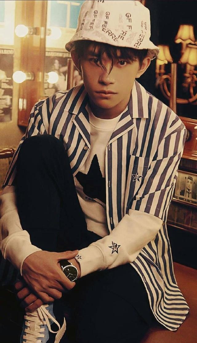 易烊千玺帅照走一波,有梨涡的千玺直接萌翻,比