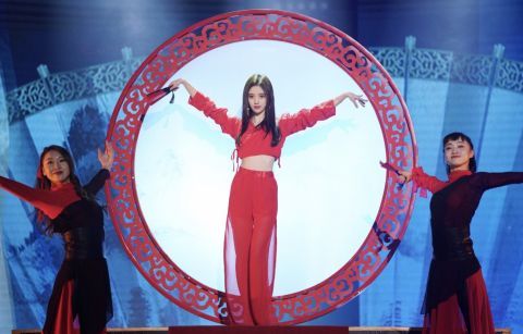 四千年美术鞠婧,轻纱美女配红色皮裙,美成美女图片衬衫图片