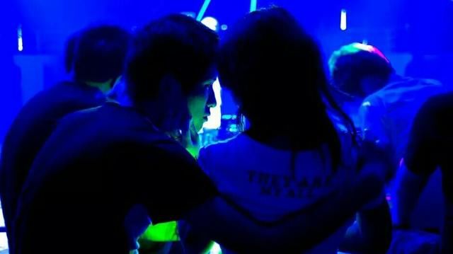 深圳富士康住“亲嘴楼”打工者的夜生活：啤酒小龙虾，撸串逛酒吧