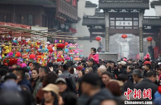 【新春见闻】南京传统手扎花灯扎堆上市“闹新春”