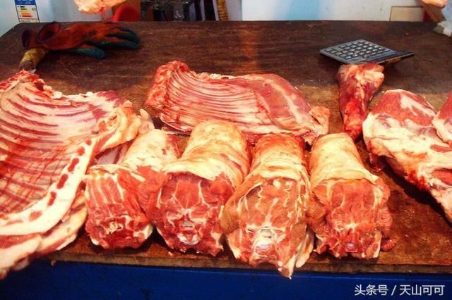 新疆人就这么置办年货,整只羊提回家,一次吃半只太正常了