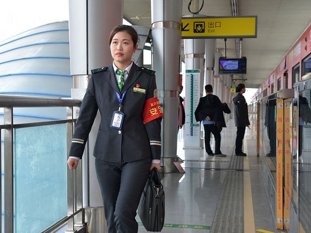 重庆90后美女司机 每天驾驶轻轨穿过八层楼房