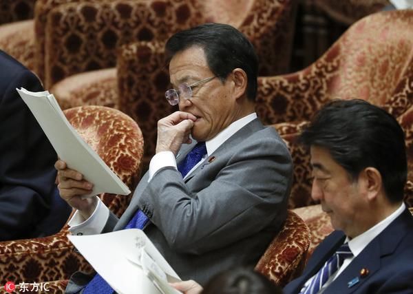 安倍出席财政预算会议 与麻生太郎同排闭眼“打瞌睡”