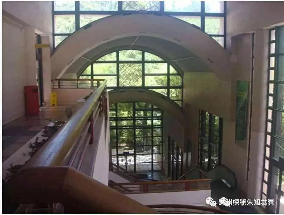 李嘉诚在香港大学为亡妻捐赠庄月明楼,流传的