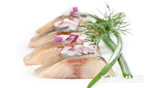鱼肉中有人体必需的维生素和微量元素,有些人