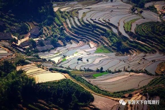 中国有两个最美丽的小城，一个是湖南的凤凰，一个是福建的……