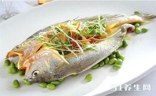 鱼肉中有人体必需的维生素和微量元素,有些人