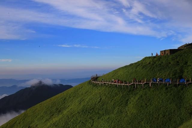 这里是中国十大“非著名”山峰之一，还有一个绝美的天上草原