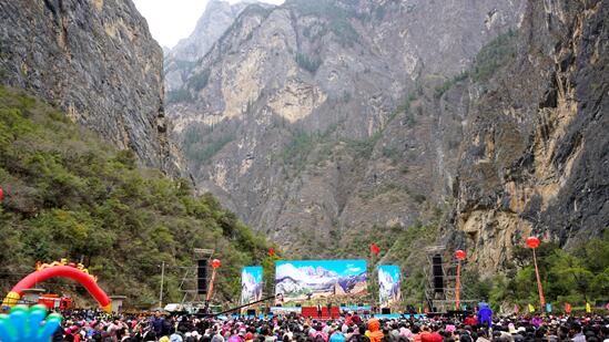 巴拉格宗第三届音乐节开唱 众星唱出 \＂大山情怀\＂