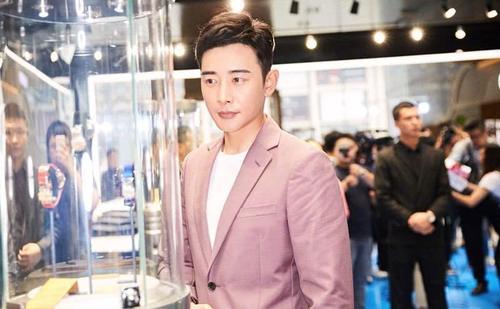 他长相酷似罗晋,因演《天国的阶梯》成名,如今