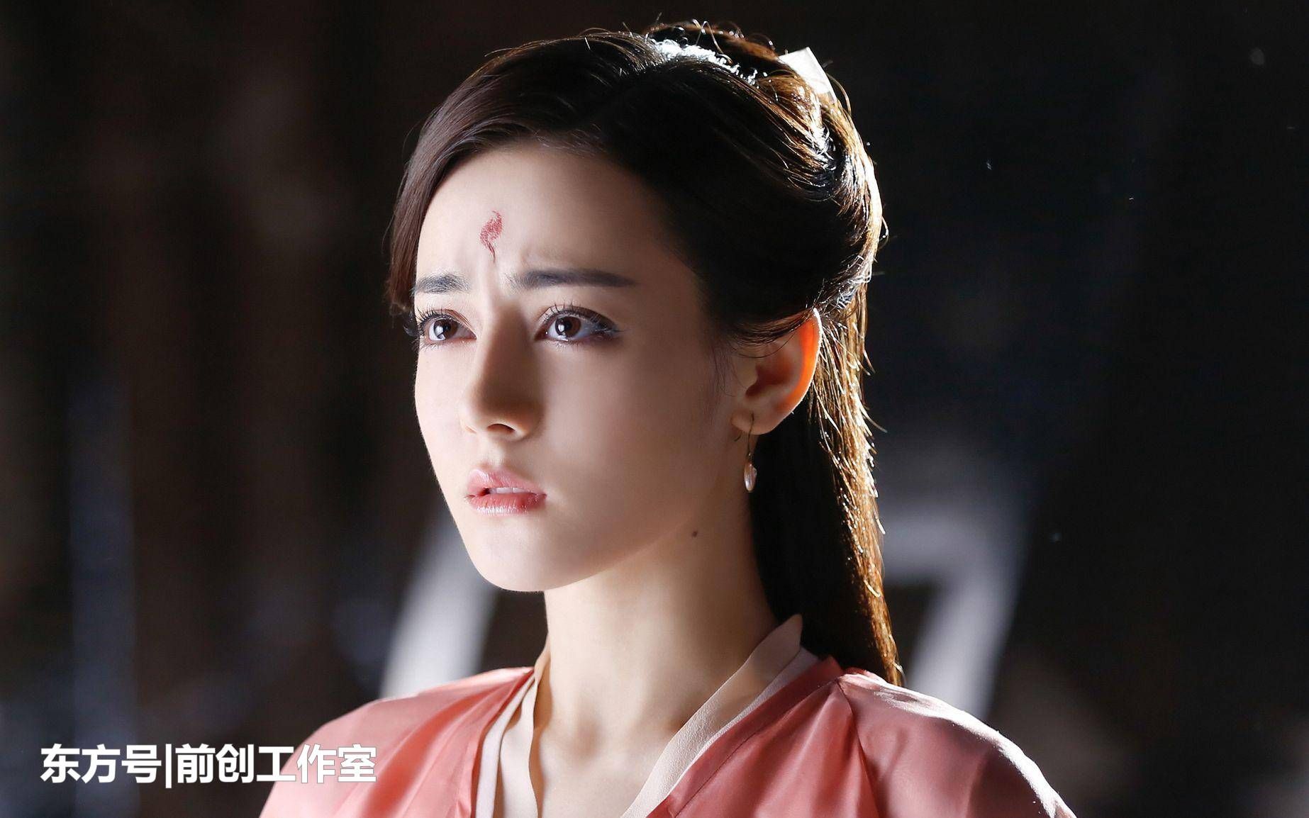 迪丽热巴成跨年焦点,性感舞和小鸡哔哔都跳出