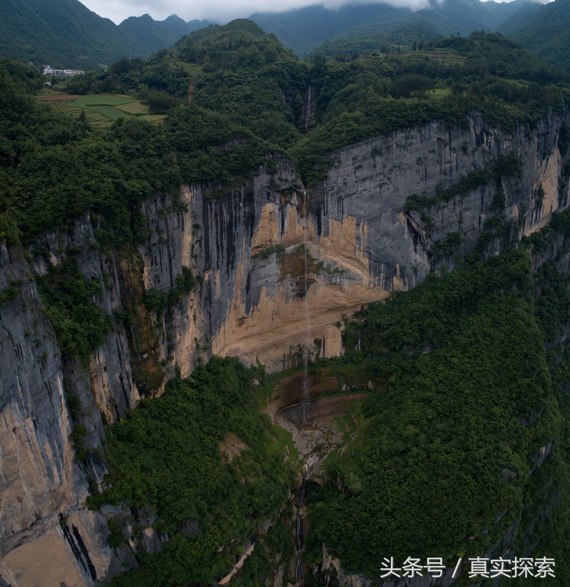 湖北神农架大九湖到重庆巫山当阳大峡谷的罕见超级大瀑布 超百米